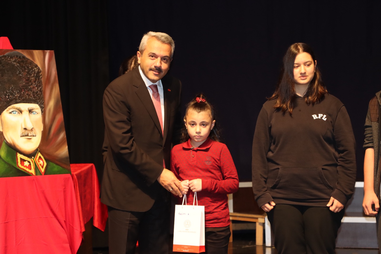 RİZE’DE LİSELİ ÖĞRENCİLERDEN DUYGULANDIRAN 10 KASIM GÖSTERİSİ. OKULLAR ARASI YAPILAN RESİM, ŞİİR VE KOMPOZİSYON YARIŞMALARI DALINDA DERECEYE GİREN ÖĞRENCİLERE VALİ İHSAN SELİM BAYDAŞ VE PROTOKOL ÜYELERİ TARAFINDAN ÖDÜLLERİ V