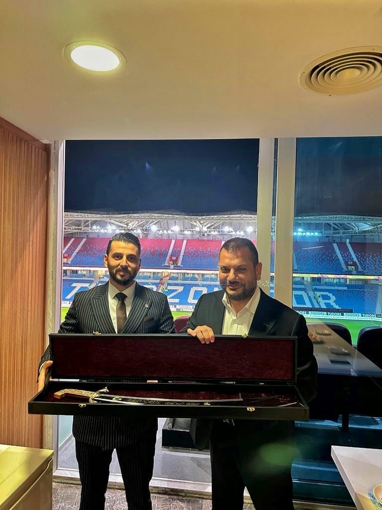 TRABZONSPOR BAŞKANI ERTUĞRUL DOĞAN’A İSMİNİN YAZILI OLDUĞU İŞLEMELİ KILIÇ HEDİYE EDİLDİ