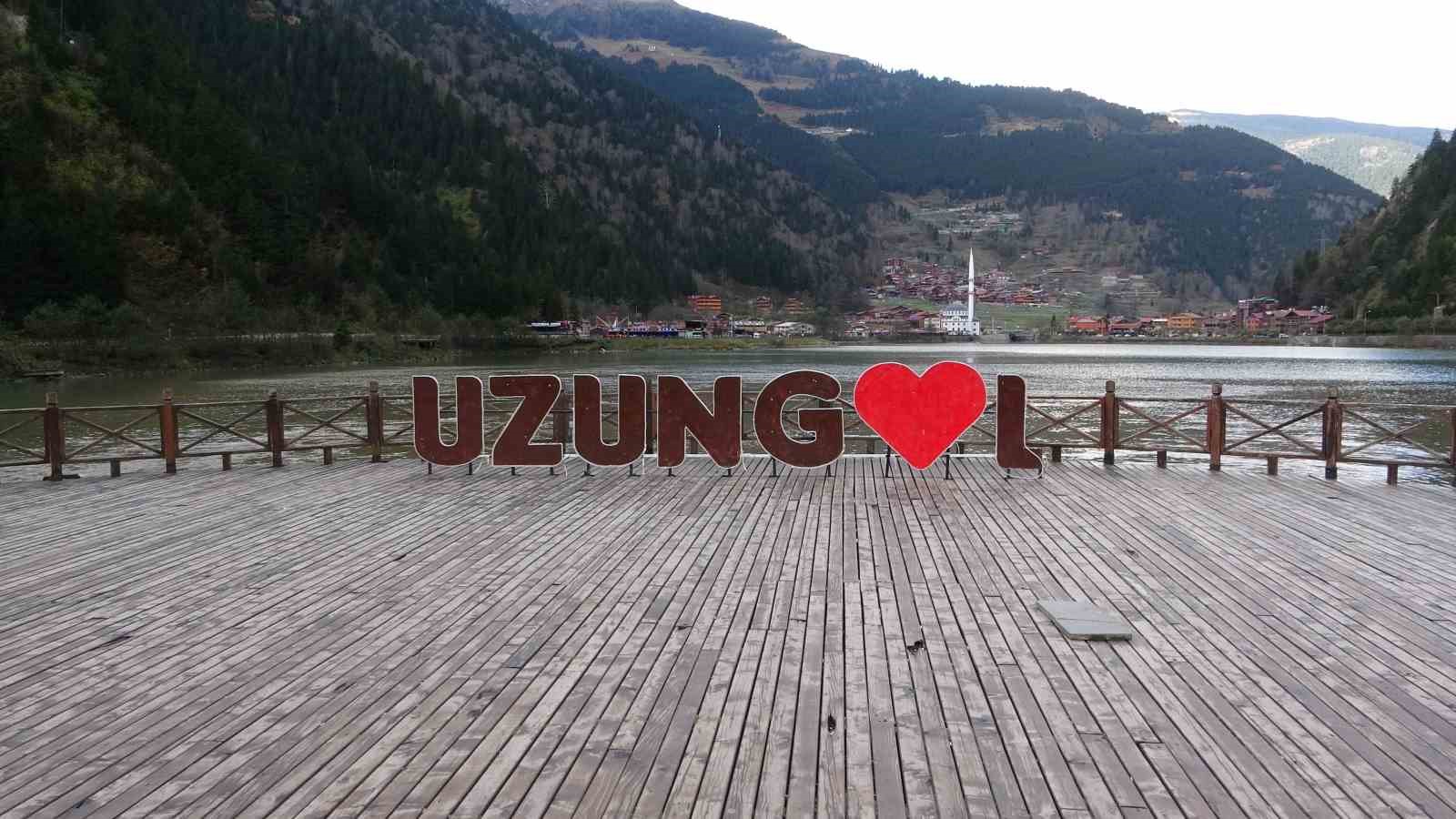 TRABZON'UN ÇAYKARA İLÇESİNE BAĞLI DOĞAL GÜZELLİKLERİ İLE DÜNYACA ÜNLÜ UZUNGÖL, YAZ SEZONUNDA ON BİNLERCE KİŞİYİ AĞIRLARKEN SONBAHAR MEVSİMİNİN GİRMESİYLE BİRLİKTE EN SAKİN GÜNLERİNİ YAŞIYOR
