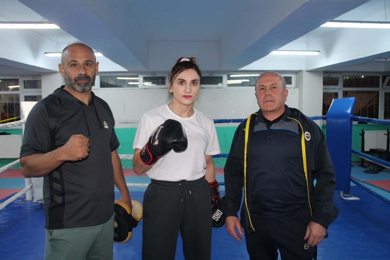 MİLLİ BOKSÖR ELİF NUR TURHAN, 28 KASIM'DA MAKEDONYA'NIN TETOVA KENTİNDE İNGİLİZ RAKİBİ KİRSTY HİLL İLE MÜCADELE EDECEĞİ DÜNYA BOKS KONSEYİ (WBC) ULUSLARARASI ŞAMPİYONLUK UNVAN KEMER MAÇI İÇİN MEMLEKETİ BAYBURT'