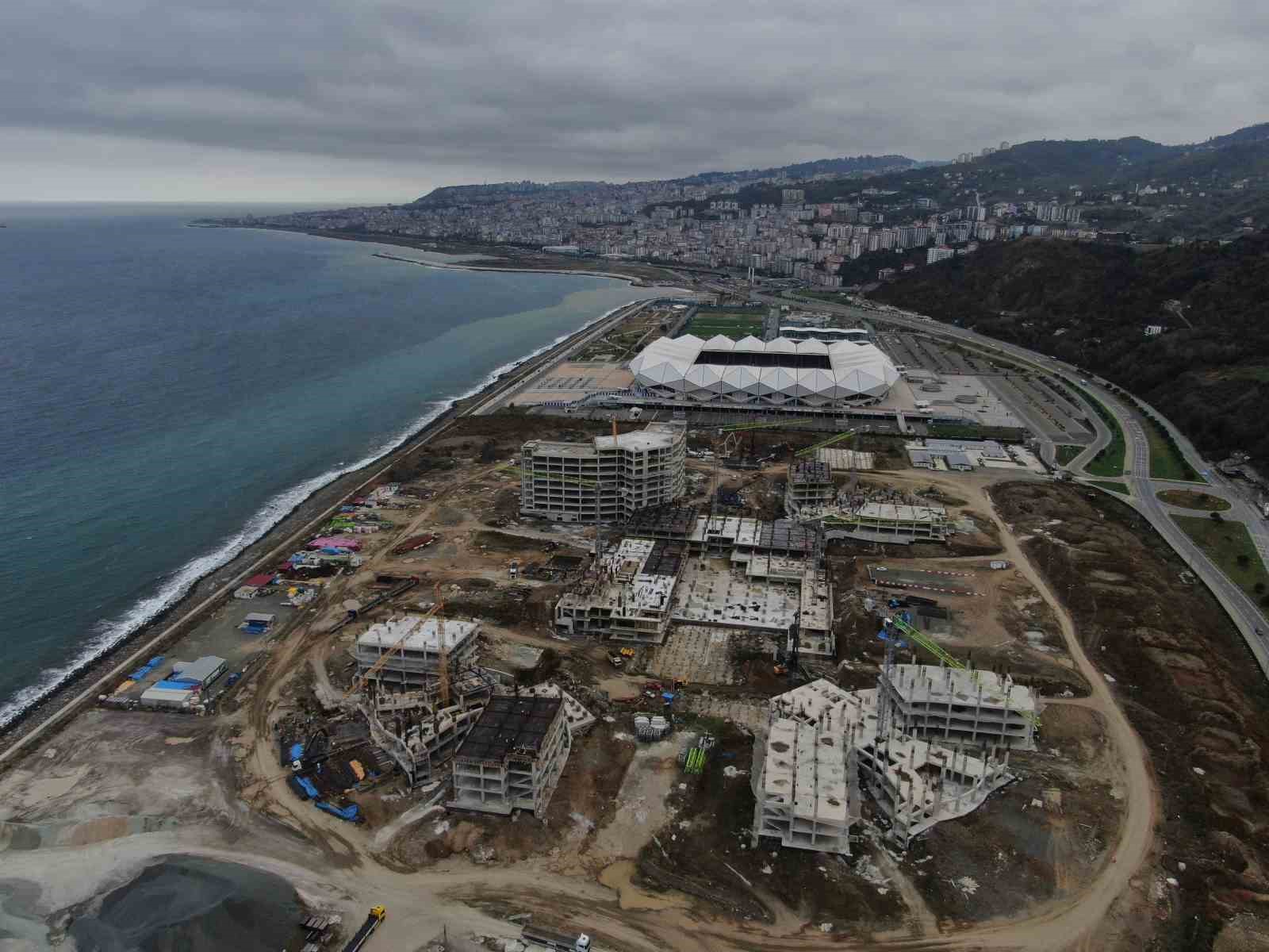 TRABZON'DA ŞENOL GÜNEŞ SPOR KOMPLEKSİ'NİN YANINDAKİ DOLGU ALANINDA 900 YATAKLI ŞEHİR HASTANESİ'NİN İNŞAATI DEVAM EDİYOR. İL SAĞLIK MÜDÜRÜ DR. HAKAN USTA, ŞEHİR HASTANESİ'NİN 2025 ŞUBAT AYINDA HİZMETE GİRM