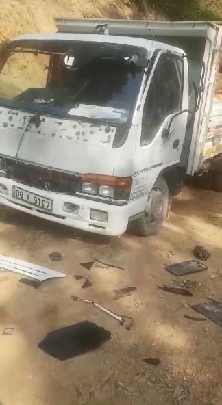 AÇ KALAN AYILAR BU KEZ KAMYONETE SALDIRDI. SON DÖNEMDE TRABZON VE GÜMÜŞHANE'DE OTOMOBİLLERE ZARAR VEREN AYILAR BU KEZ ARTVİN'DE KAMYONETE ZARAR VERDİ