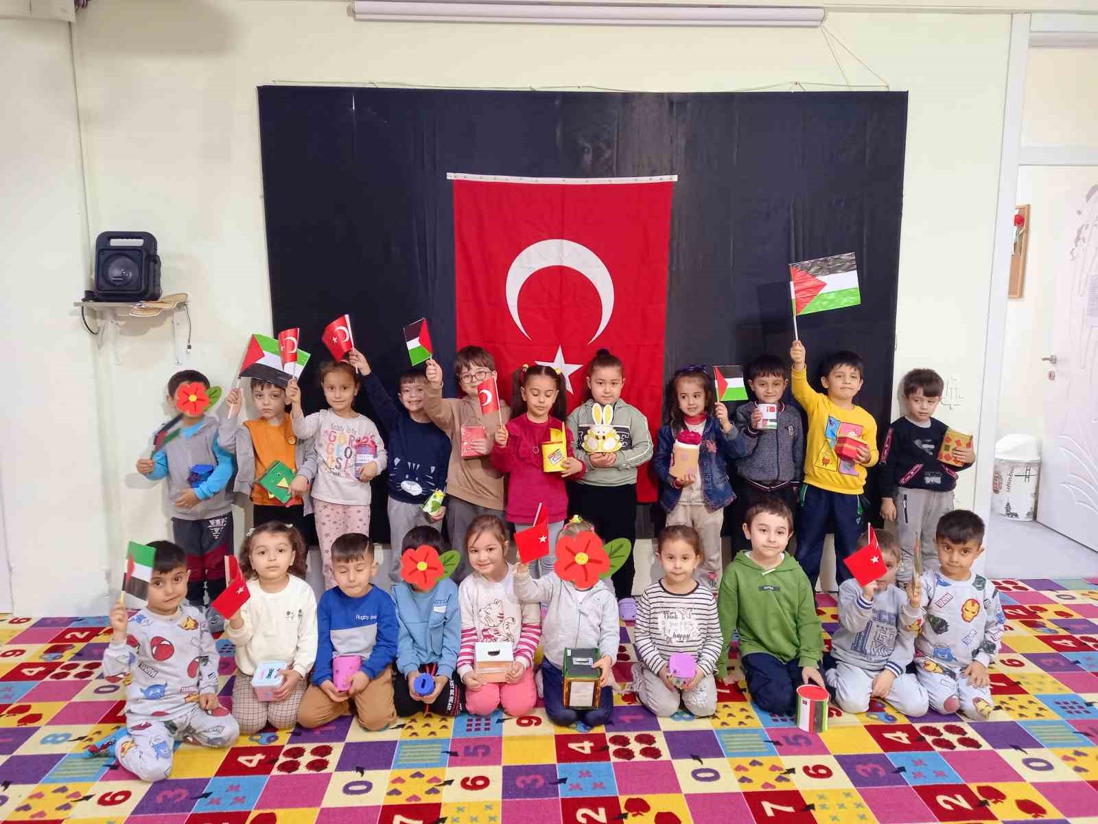 ORDU'NUN İKİZCE İLÇESİNDE 4-6 YAŞ KUR'AN KURSU ÖĞRENCİLERİ, BİRİKTİRDİKLERİ HARÇLIKLARI FİLİSTİNLİ ÇOCUKLAR İÇİN BAĞIŞLADI
