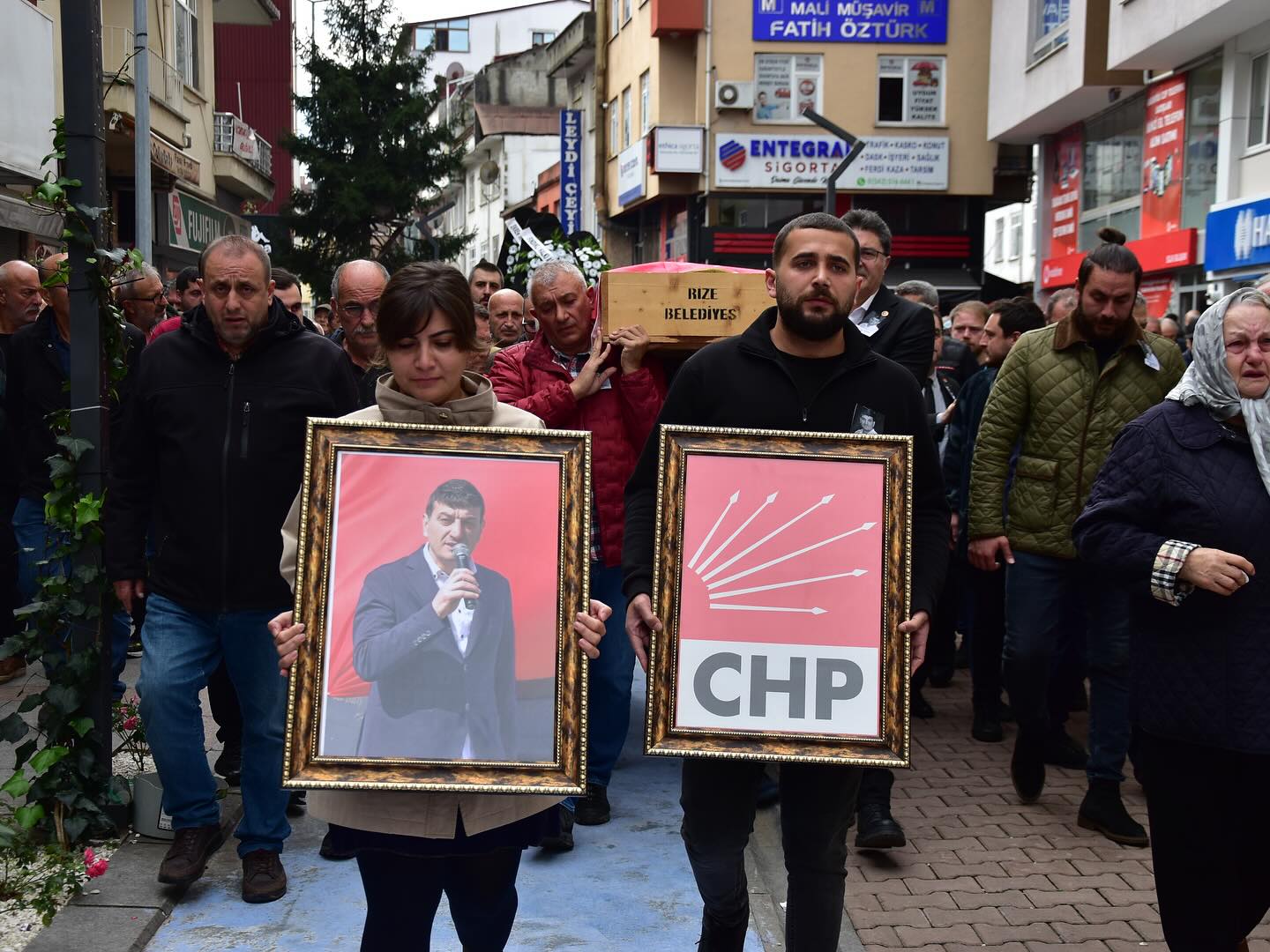 RİZE'DE KALP KRİZİ SONUCU HAYATINI KAYBEDEN CHP FINDIKLI İLÇE BAŞKANI KADİRHAN KADIOĞLU'NUN CENAZESİ TOPRAĞA VERİLDİ