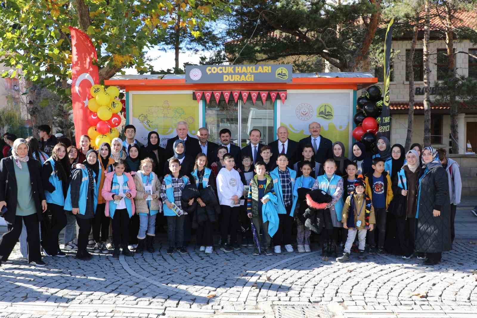 BAYBURT’TA ÇOCUKLARIN EĞİTİM, KORUMA, DÜŞÜNCE ÖZGÜRLÜĞÜ, ADALET, SAĞLIK, OYUN GİBİ HAKLARINA DİKKAT ÇEKMEK AMACIYLA ÇOCUK HAKLARI DURAĞI AÇILDI
