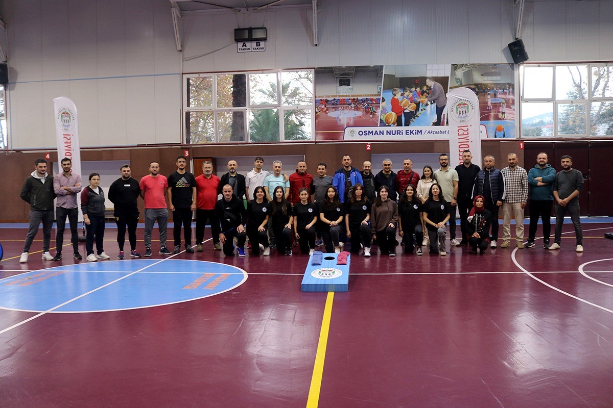 AKÇAABAT BELEDİYESİ GENÇLİK VE SPOR MERKEZİ'NDE ÖĞRETMENLER ARASINDA DÜZENLENEN KUYU YARIŞMASI, KIYASIYA MÜCADELELERE VE RENKLİ GÖRÜNTÜLERE SAHNE OLDU