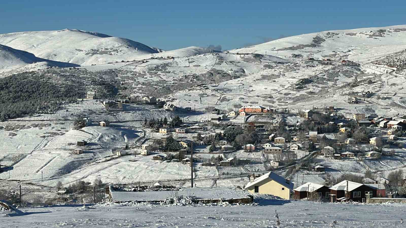 ORDU'NUN KABADÜZ İLÇESİNDE BULUNAN ÇAMBAŞI YAYLASI'NA MEVSİMİN İLK KARI DÜŞTÜ