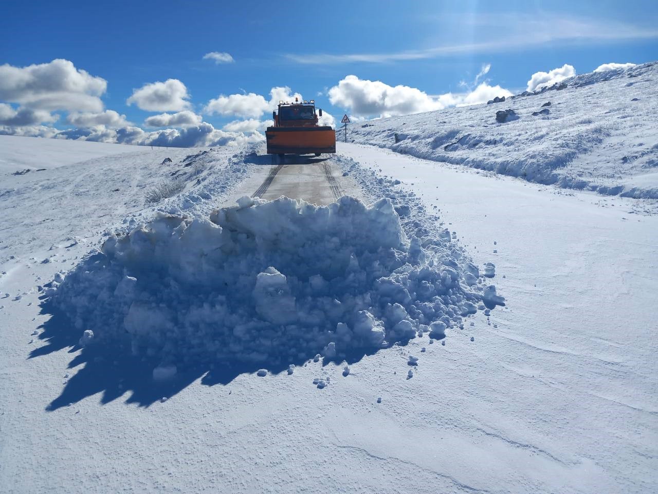 HAVA SICAKLIKLARININ GİDEREK DÜŞTÜĞÜ, KIŞ MEVSİMİNİN KENDİNİ İYİDEN İYİYE HİSSETTİRDİĞİ BAYBURT'TA, YÜKSEK KESİMLER YAĞAN KARLA BEYAZA BÜRÜNDÜ