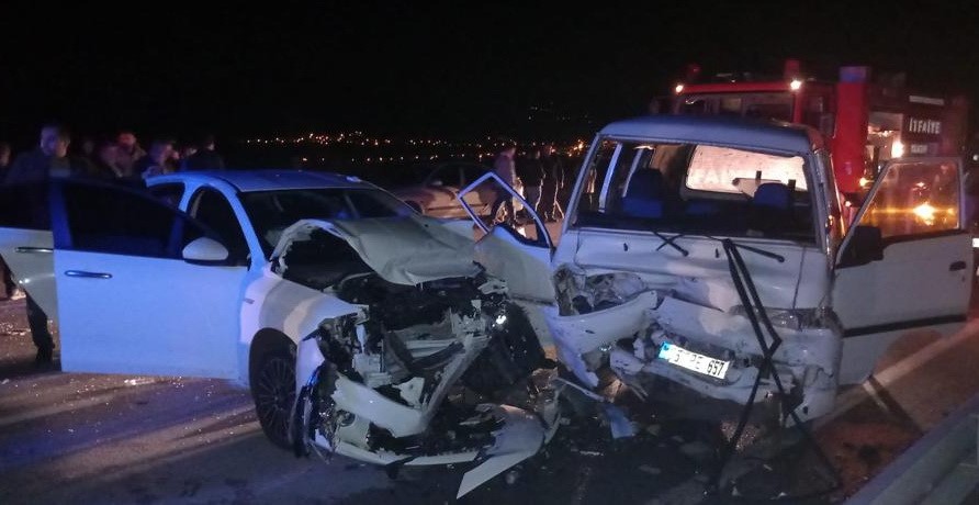 SAMSUN'UN VEZİRKÖPRÜ İLÇESİNDE OTOMOBİL İLE PANELVAN ARACIN ÇARPIŞTIĞI TRAFİK KAZASINDA 7 KİŞİ YARALANDI