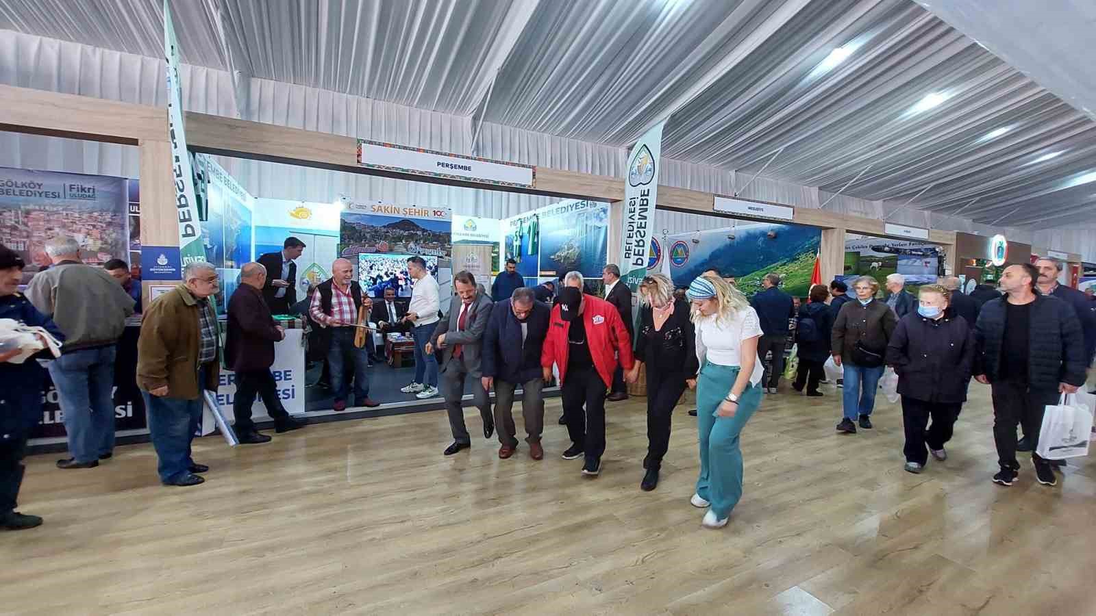 İSTANBUL'DA DÜZENLENEN "12. ORDU TANITIM GÜNLERİ" DEVAM EDİYOR. ETKİNLİKTE, PERŞEMBE BELEDİYESİ STANDI, KEMENÇE VE HORON GÖSTERİYLE DİKKAT ÇEKİYOR
