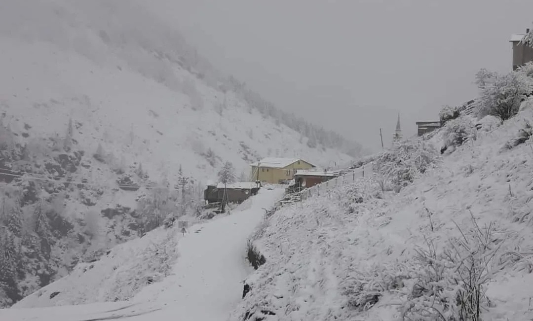 METEOROLOJİ' DEN YAPILAN AÇIKLAMAYA GÖRE RİZE ARTVİN'DE ŞİDDETLİ YAĞIŞ, YÜKSEKLERDE YOĞUN KAR YAĞIŞI BEKLENİYOR