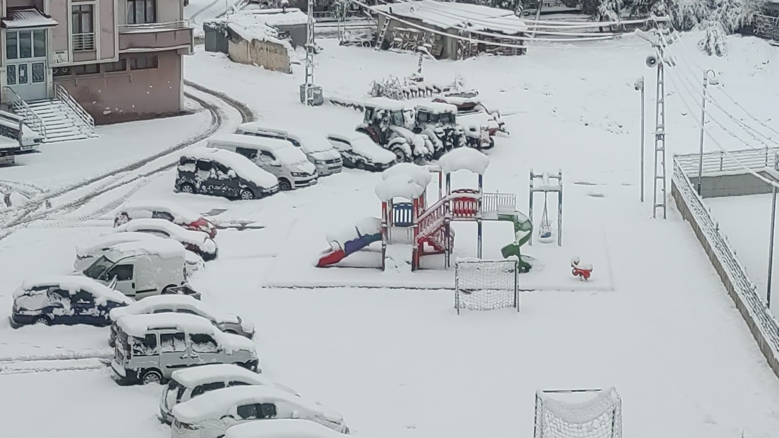 AFAD’DAN RİZE’YE UYARI. METEOROLOJİYE GÖRE RİZE'DE BUGÜN VE YARIN ŞİDDETLİ SAĞANAK,YÜKSEK KESİMLERDE KAR BEKLENİYOR.SEL,SU BASKINI,BUZLANMA,DON OLAYINA KARŞI TEDBİRLİ OLUN UYARISI YAPILDI