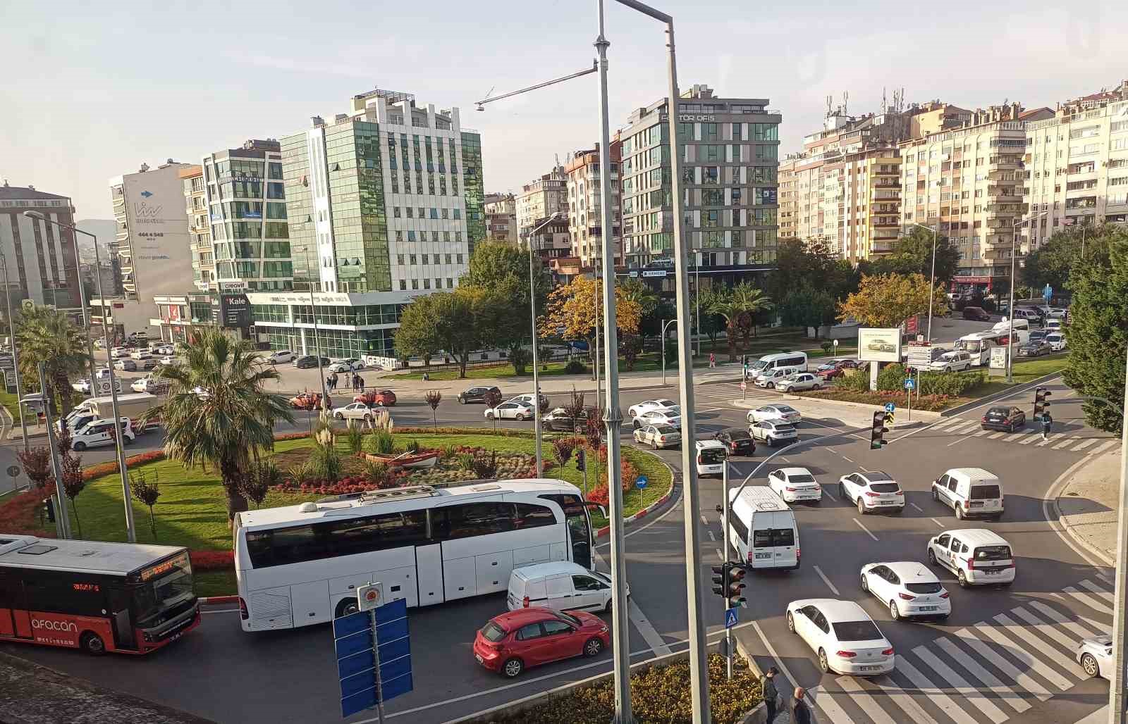 TÜİK VERİLERİNE GÖRE SAMSUN'DA TRAFİĞE KAYITLI ARAÇ SAYISI BİR ÖNCEKİ AYA GÖRE 2 BİN 798 ARTARAK EKİM AYI SONU İTİBARIYLA 447 BİN 244 OLDU