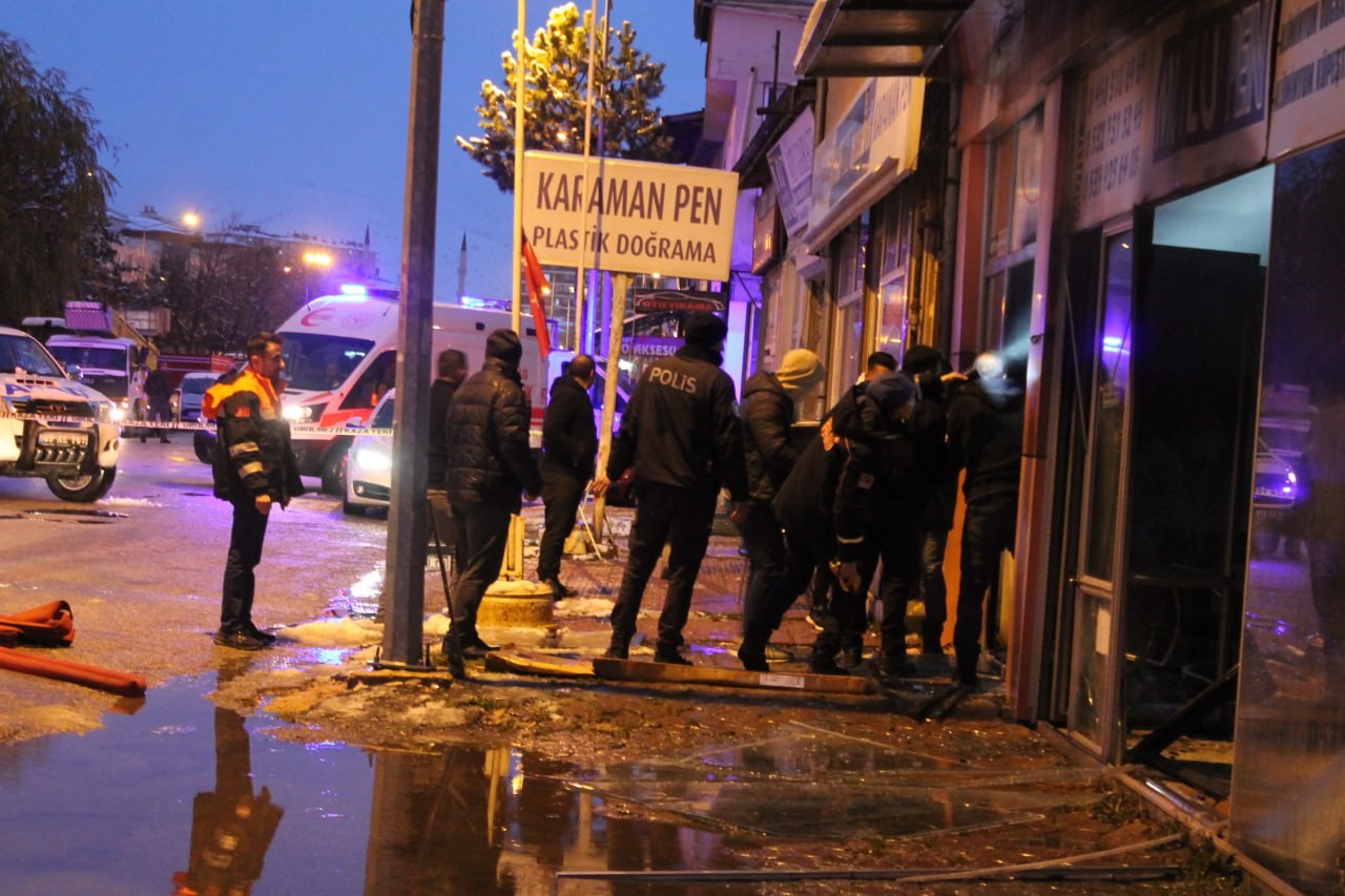 BAYBURT'TA CAM BALKON ÜRETİMİ YAPILAN BİR İŞ YERİNDE MEYDANA GELEN PATLAMADA 1 KİŞİ YARALANDI