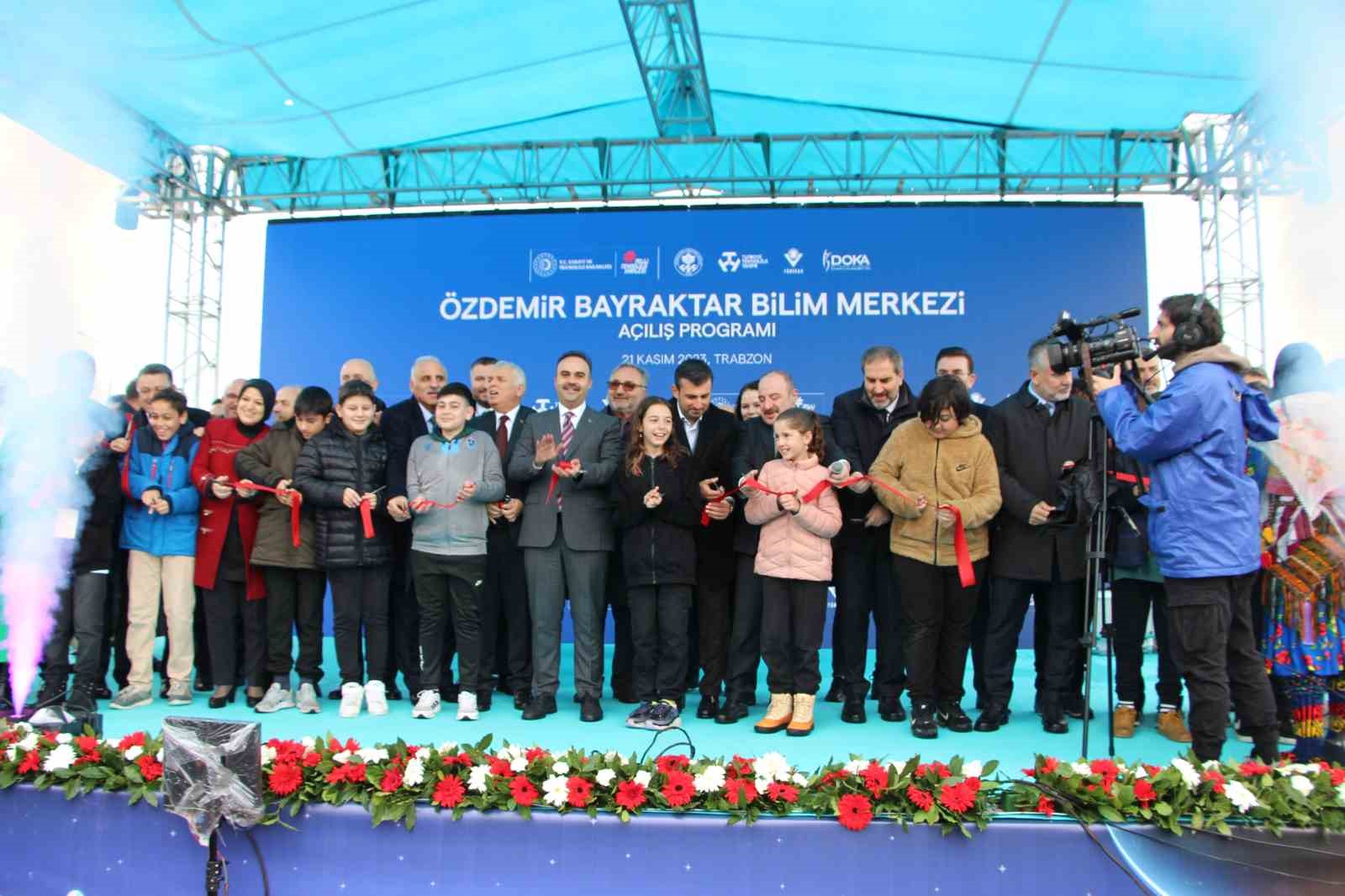 TRABZON BÜYÜKŞEHİR BELEDİYESİ TARAFINDAN PAZARKAPI MAHALLESİ'NDE 2 BİN 200 METREKARE ALANDA KURULAN, TÜRKİYE'NİN 2. UZAY TEMALI BİLİM MERKEZİ OLAN ÖZDEMİR BAYRAKTAR BİLİM MERKEZİ VE PLANETARYUM TÖRENLE HİZMETE AÇIL