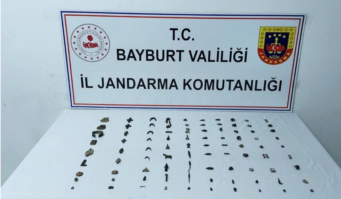 BAYBURT’TA ROMA VE BİZANS DÖNEMİNE AİT 91 PARÇA TARİHİ ESER ELE GEÇİRİLDİ. ŞÜPHELİLERİN ALINAN İFADELERİ DOĞRULTUSUNDA BULUNAN TARİHİ ESERLERİN DAHA ÖNCE SİT ALANLARINDA KAZILMIŞ İZİNSİZ KAZI ÇUKURLARI DA TESPİT EDİLDİ