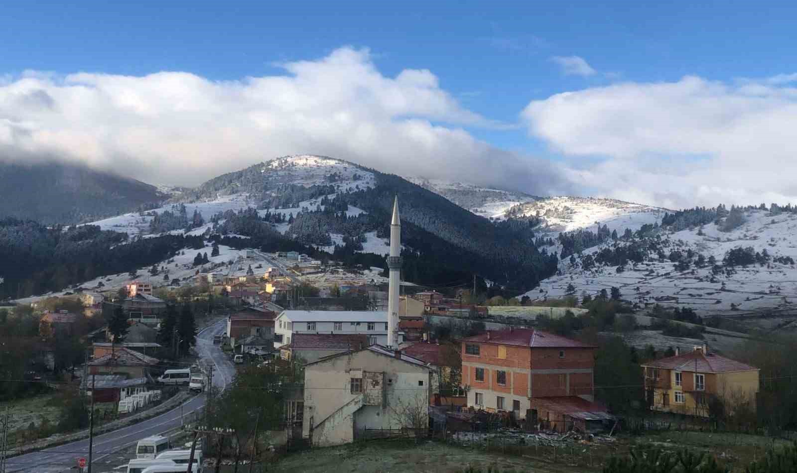 SOĞUK HAVANIN İYİDEN İYİYE KENDİNİ HİSSETTİRMEYE BAŞLADIĞI BU GÜNLERDE MEVSİMİN İLK KARI 1650 RAKIMLI DÜRTMEN DAĞI'NA DÜŞTÜ