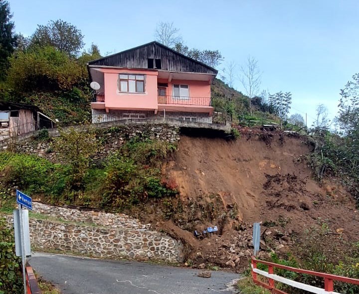 RİZE'NİN HEMŞİN İLÇESİNDE ŞİDDETLİ YAĞMURLAR SONUCU MEYDANA GELEN HEYELANDA 2 KATLI EVİN TEMELİNDE HASAR OLUŞTU