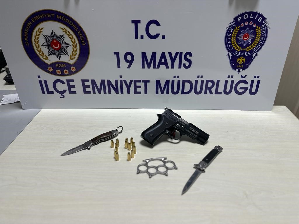 SAMSUN'UN 19 MAYIS İLÇESİ’NDE 3 AYRI ARAÇTA YAPTIKLARI ARAMADA, 1 ADET RUHSATSIZ TABANCA, 14 ADET TABANCAYA AİT FİŞEK, 1 ADET OTOMATİK POMPALI TÜFEK, 8 ADET KARTUŞ, 1 ADET MUŞTA VE 2 ADET BIÇAK ELE GEÇİRDİ