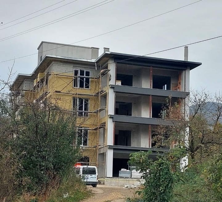 ORDU'NUN KUMRU İLÇESİ DEMİRCİLİ MAHALLESİ'NDE ÇALIŞTIĞI İNŞAATTAN DÜŞEN İŞÇİ ENVER DOĞRU HAYATINI KAYBETTİ