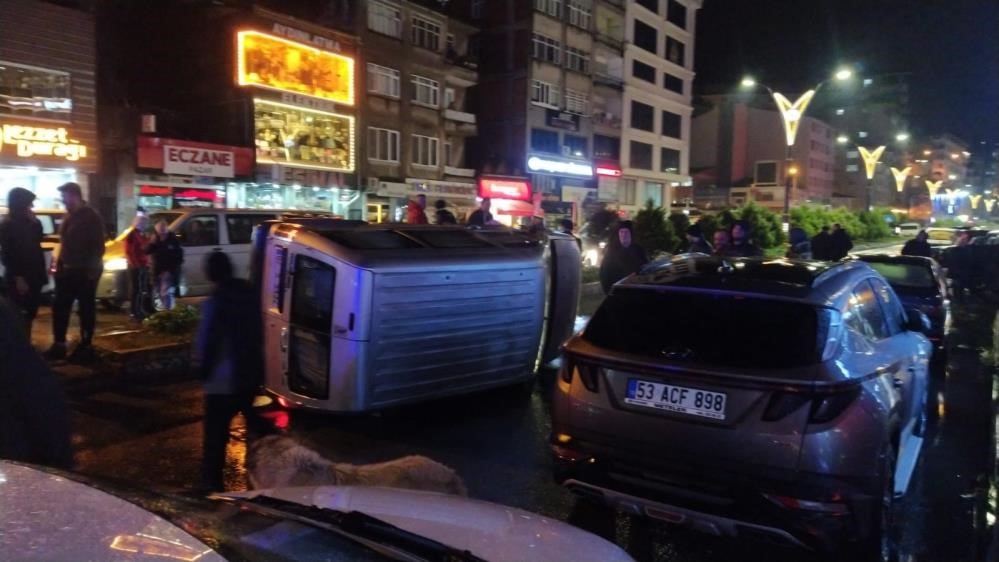 RİZE'NİN PAZAR İLÇESİNDE REFÜJE ÇARPARAK YAN YATAN VE OTOMOBİLİN SÜRÜCÜSÜNÜN YARALANDIĞI KAZA GÜVENLİK KAMERALARINA YANSIDI