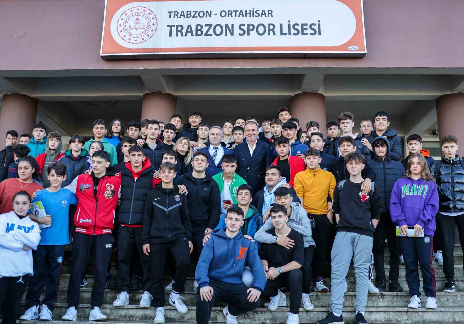 TRABZONSPOR TEKNİK DİREKTÖRÜ ABDULLAH AVCI, BEDRİ RAHMİ EYÜBOĞLU İLKOKULU VE TRABZON SPOR LİSESİ'Nİ ZİYARET EDEREK, BU OKULLARDA GÖREV YAPAN ÖĞRETMENLERİN GÜNÜNÜ KUTLADI