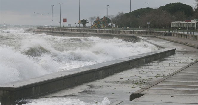 METEOROLOJİYE GÖRE RİZE'DE YARIN GÜNEY YÖNLERDEN YER YER KUVVETLİ FIRTINA BEKLENİYOR.YAŞANABİLECEK OLUMSUZLUKLARA KARŞI TEDBİRLİ OLUN UYARISI YAPILDI