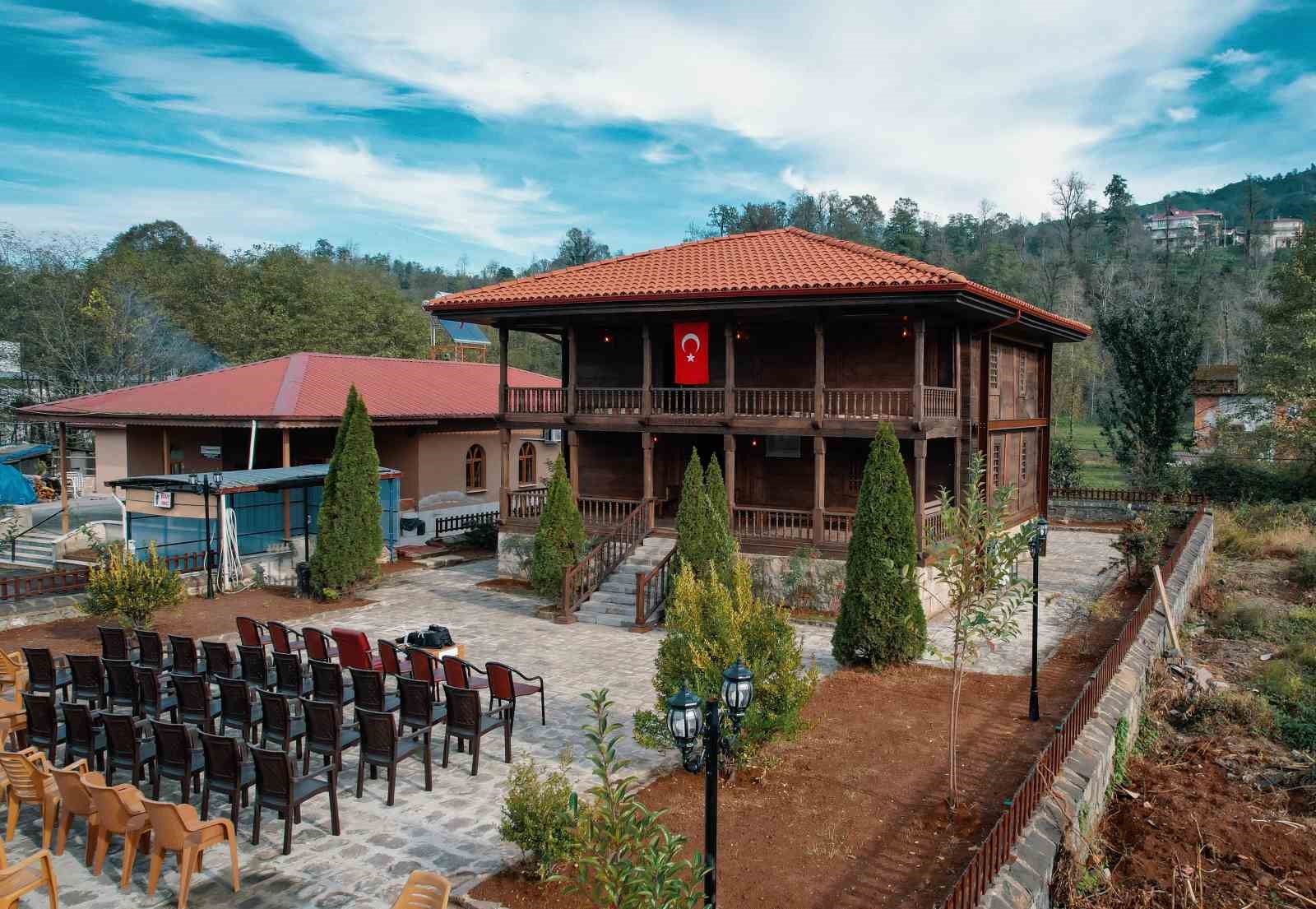RİZE'NİN KALKANDERE İLÇESİNE BAĞLI HÜSEYİN HOCA KÖYÜNDE BULUNAN TARİHİ SAHİL CAMİİ, RESTORASYON ÇALIŞMALARININ TAMAMLANMASININ ARDINDAN YENİDEN İBADETE AÇILDI