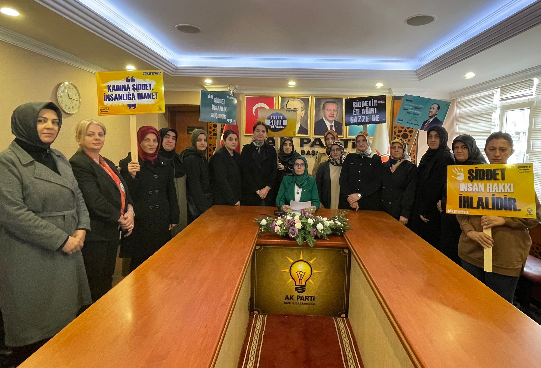AK PARTİ RİZE İL KADIN KOLLARI BAŞKANI SEMA YAĞCITEKİN ; KADINA YÖNELİK ŞİDDETE KARŞI ULUSLARARASI MÜCADELE GÜNÜ'NDE YAPTIĞI AÇIKLAMADA, TEK BİR KADININ DAHİ ŞİDDET GÖRMESİNE TAHAMMÜLÜMÜZ YOK DEDİ