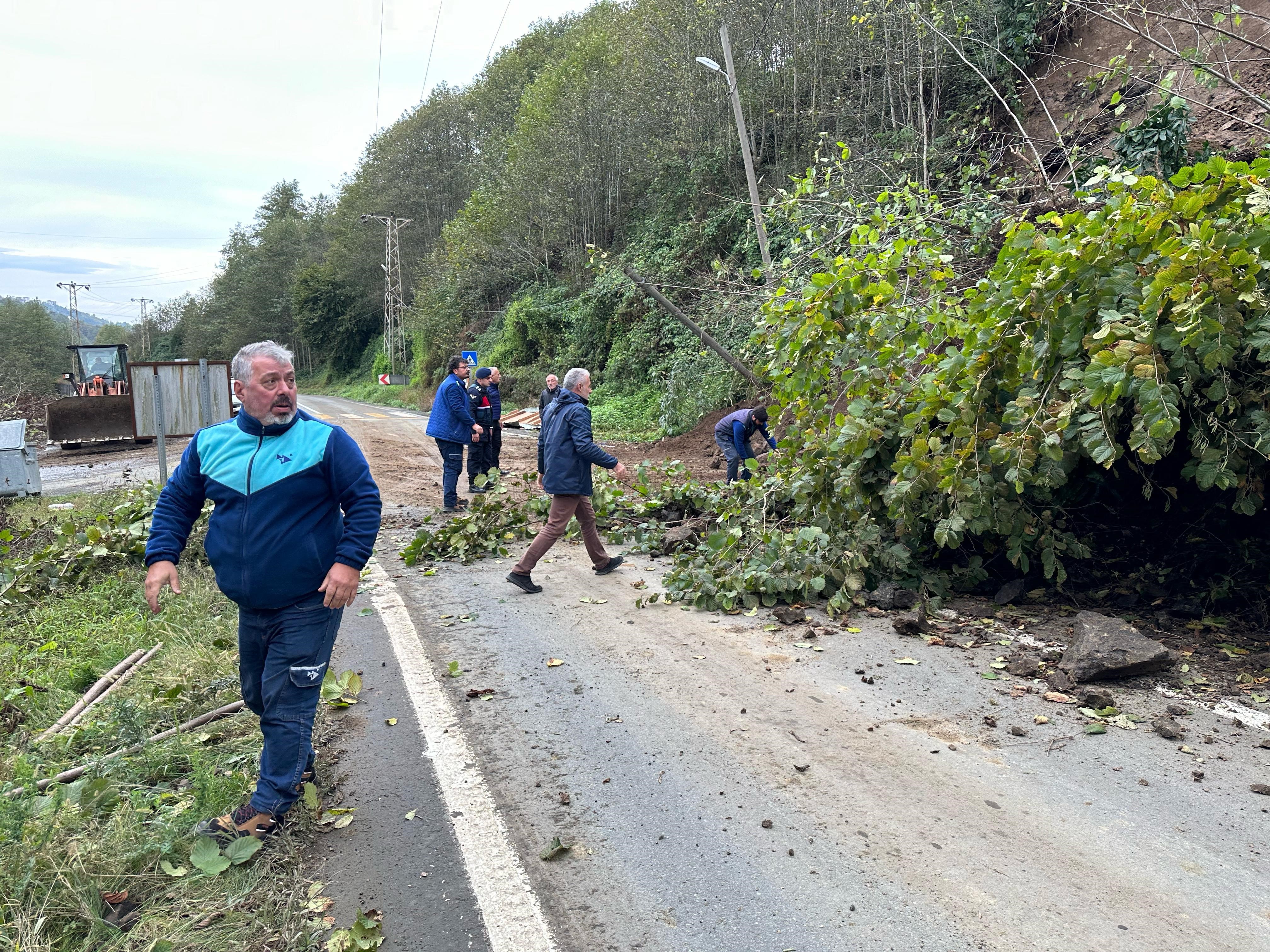 RİZE'NİN PAZAR İLÇESİNDE MEYDANA GELEN HEYELAN NEDENİYLE PAZAR - HEMŞİN KARAYOLU TRAFİĞE KAPANDI