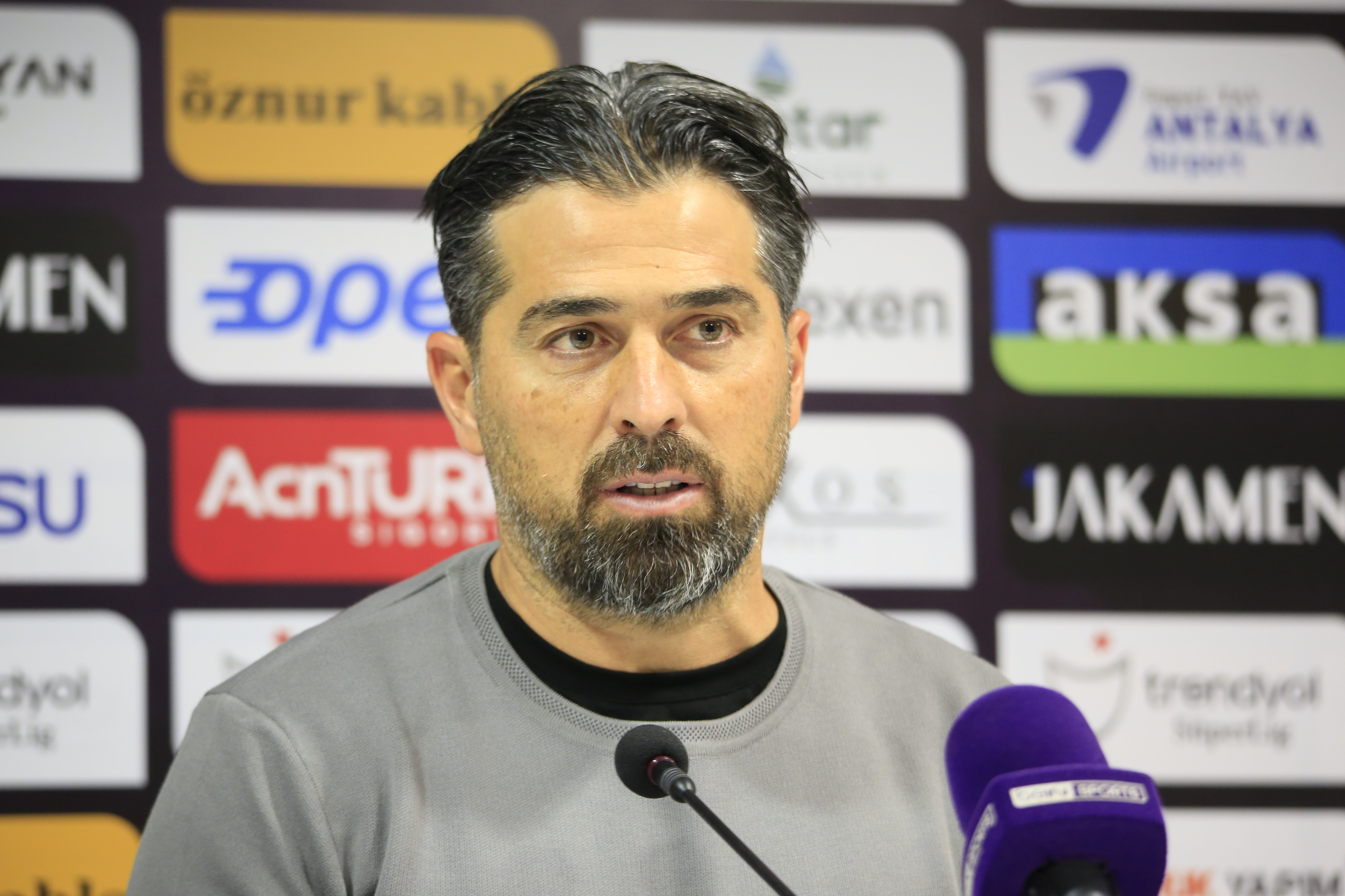 Ç.RİZESPOR TEKNİK PATRONU İLHAN PALUT, ZOR BİR MAÇ OLDUĞUNU, SAHADA İSTEDİKLERİNİ YAPTIKLARINI AMA SON 15 DAKİKADA YEDİKLERİ BASKININ TEK NEGATİF BÖLÜM OLDUĞUNU SÖYLEDİ