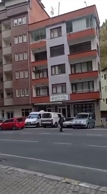 TRABZON'UN ŞALPAZARI İLÇESİNDE VATANDAŞ FIRTINANIN UÇURDUĞU ÇATININ ALTINDA KALMAKTAN SON ANDA KURTULDU