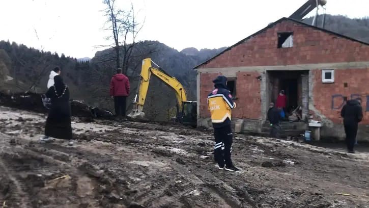 TRABZON'UN TONYA İLÇESİNDE NEDENİ HENÜZ BELLİ OLMAYAN YANGIN NEDENİYLE 12 HAYVAN DUMANDAN ZEHİRLENEREK VE YANARAK TELEF OLDU