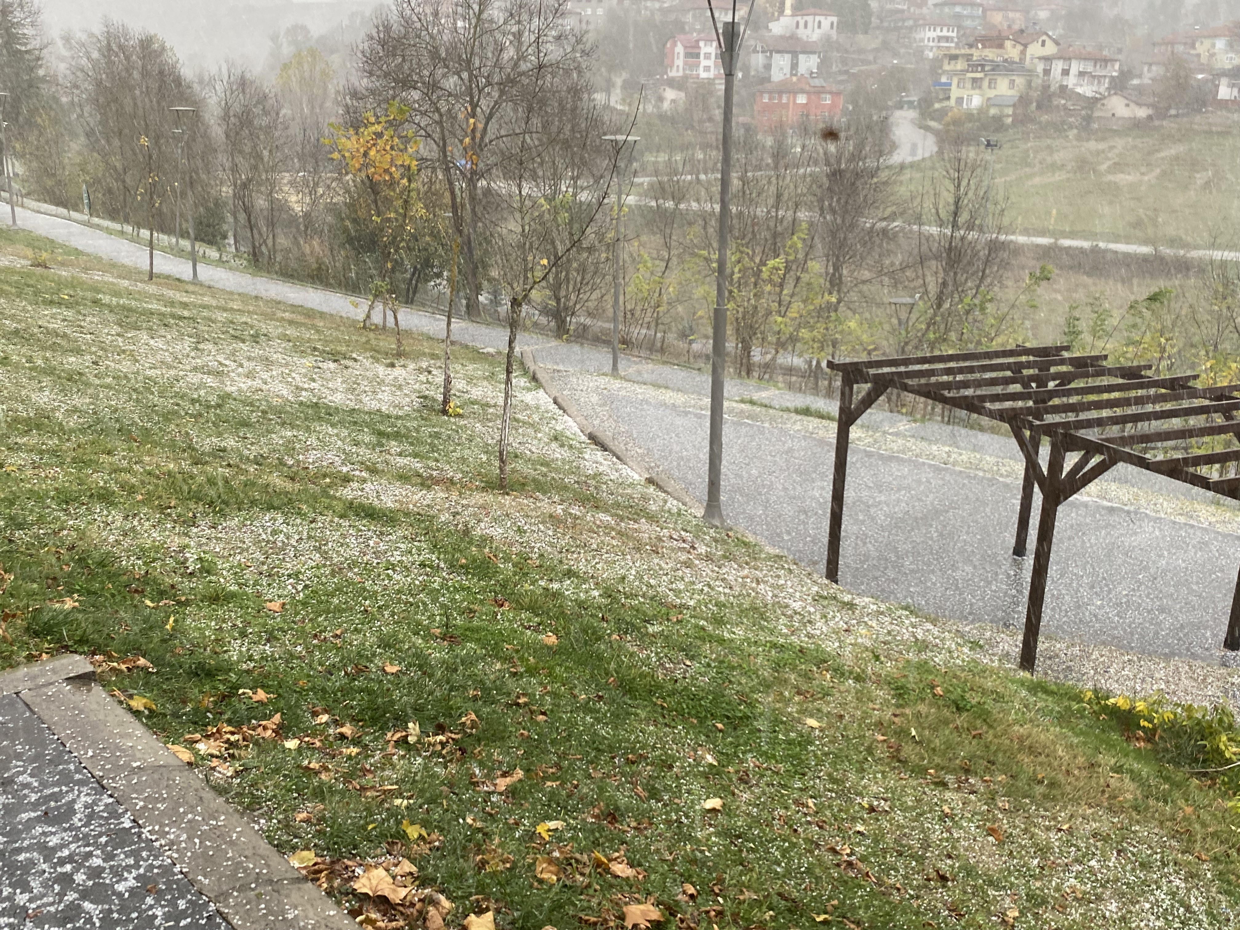 SAMSUN'UN KAVAK İLÇESİNDE SAATTE 100 KM'Yİ BULAN FIRTINA VATANDAŞLARA KORKU DOLU ANLAR YAŞATTI