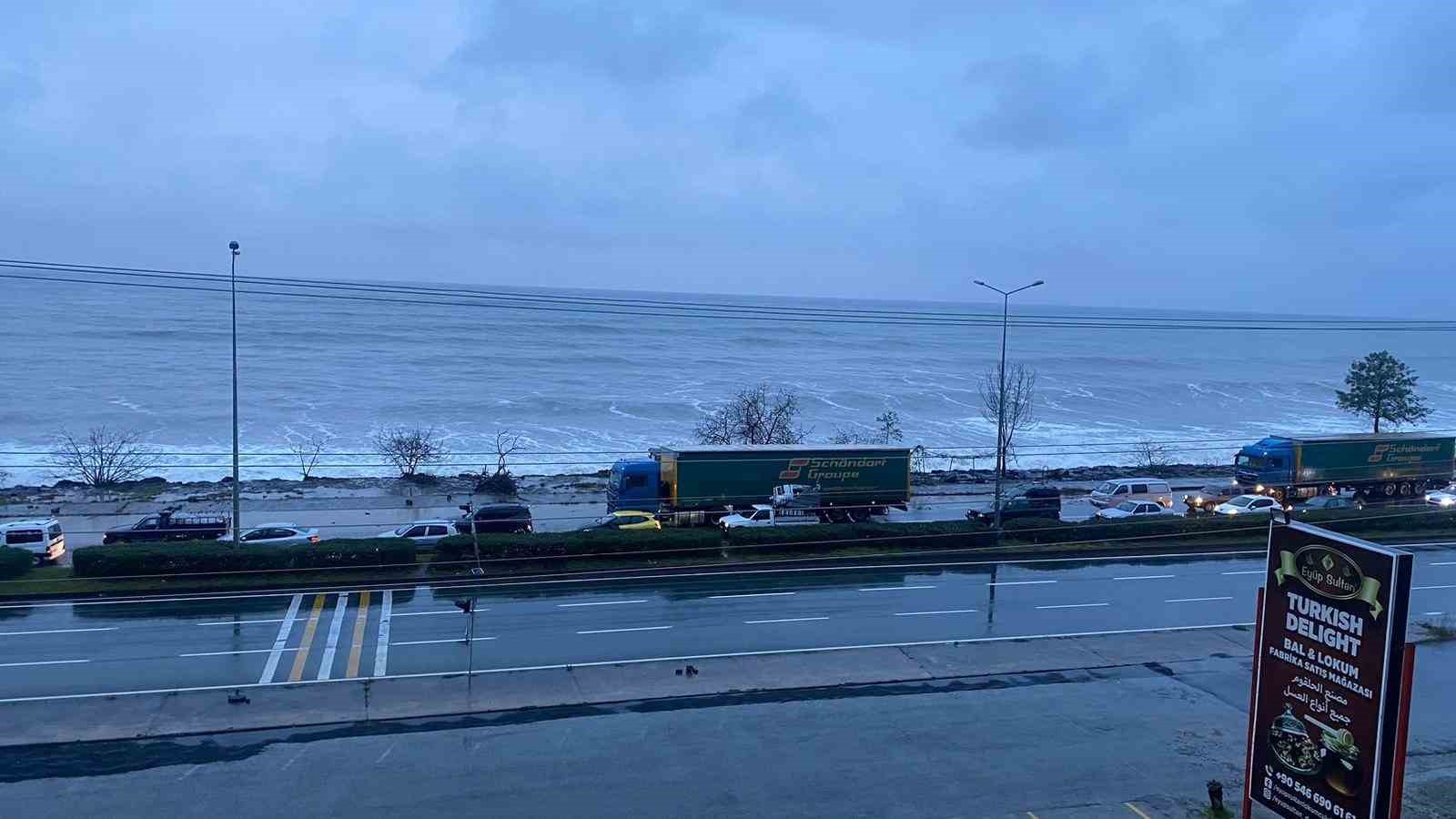 TRABZON'UN SÜRMENE İLÇESİNDE DÜN MEVSİM NORMALLERİNİN ÜZERİNDE YAŞANAN SICAKLIKLARIN NEDEN OLDUĞU ORMAN YANGINLARININ ARDINDAN BU SABAH DENİZDE FIRTINA ÇIKTI. DALGALAR KARADENİZ SAHİL YOLU'NUN BİR ŞERİDİNİ ULAŞIMA