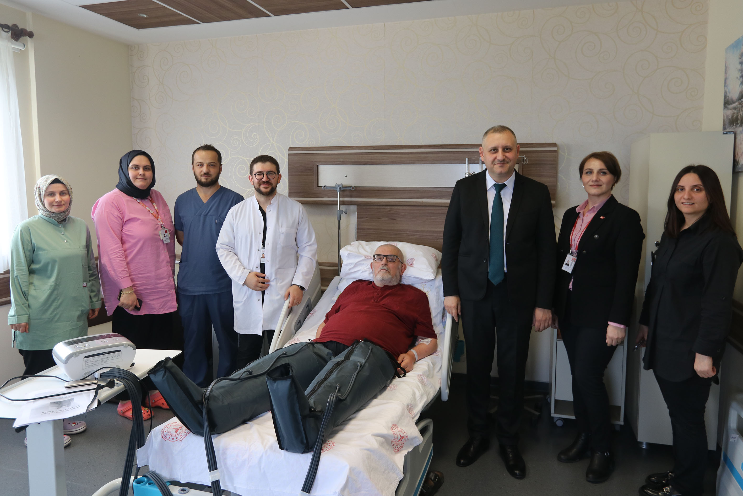 RİZE DEVLET HASTANESİNDE ÖZELLİKLE LENF ÖDEMİ BULUNAN HASTALARIN “LENFATİK DRENAJ CİHAZI” İLE YATARAK TEDAVİ EDİLMEYE BAŞLADI