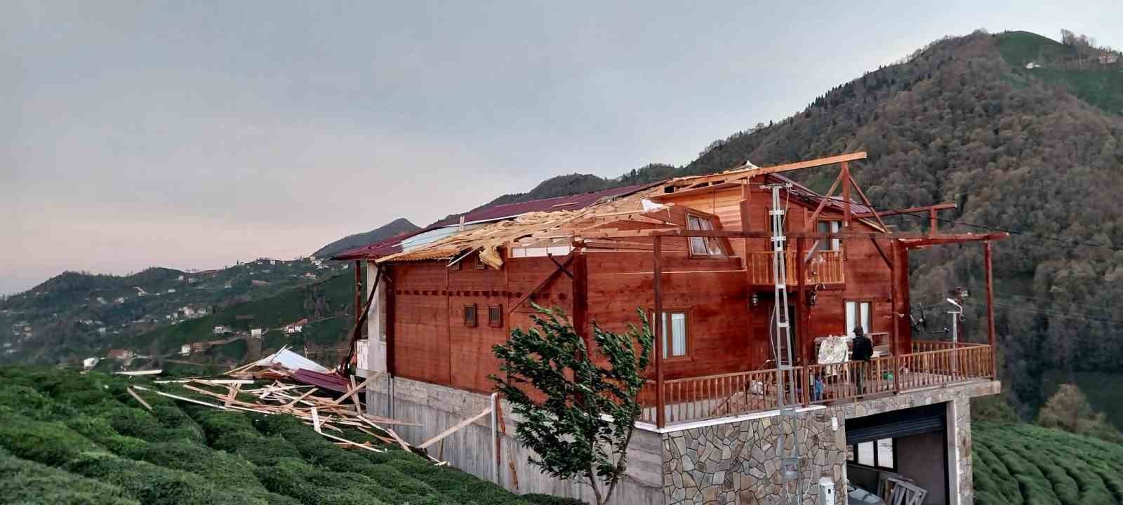 RİZE'DE FIRTINA NEDENİYLE AĞAÇLAR YIKILDI, ÇATILAR UÇTU, OTOMOBİLLER YÜKSEKTEN DÜŞEN CİSİMLER NEDENİYLE ZARAR GÖRDÜ. RİZE MERKEZE BAĞLI MURADİYE BELDESİ'NDE ŞİDDETLİ FIRTINANIN ZARAR VERDİĞİ AHŞAP EV KULLANILAMAZ H
