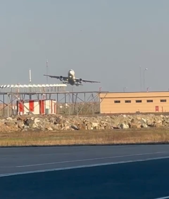 FIRTINA UÇAĞI BEŞİK GİBİ SALLADI. KARADENİZ BÖLGESİ'NDE ETKİLİ OLAN FIRTINA NEDENİYLE ORDU-GİRESUN HAVALİMANI'NA İNİŞ YAPMAYA ÇALIŞAN BİR UÇAK GÖKYÜZÜNDE ZOR ANLAR YAŞADI, PİSTİ PAS GEÇTİ