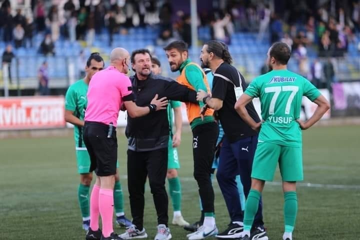 ARTVİN'DE OYNANAN TFF 3. LİG MÜSABAKASINDA HOPASPOR'UN SON DAKİKADA ATTIĞI GOLÜ VEREN HAKEM DAHA SONRA İPTAL EDİNCE SAHA KARIŞTI. HAKEMİN YARALANDIĞI OLAYLAR SAHA DIŞINA TAŞINCA POLİS MÜDAHALE ETTİ