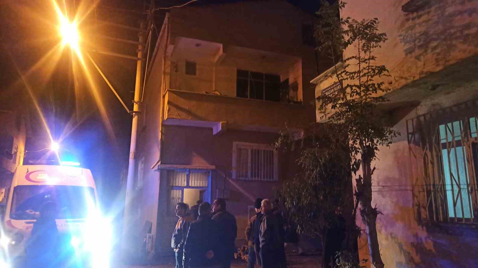 SAMSUN'UN BAFRA İLÇESİNDE ELEKTRİKLİ BATTANİYEDEN ÇIKAN YANGINDA DUMANDAN ETKİLENEN 2 KİŞİ HASTANEYE KALDIRILDI