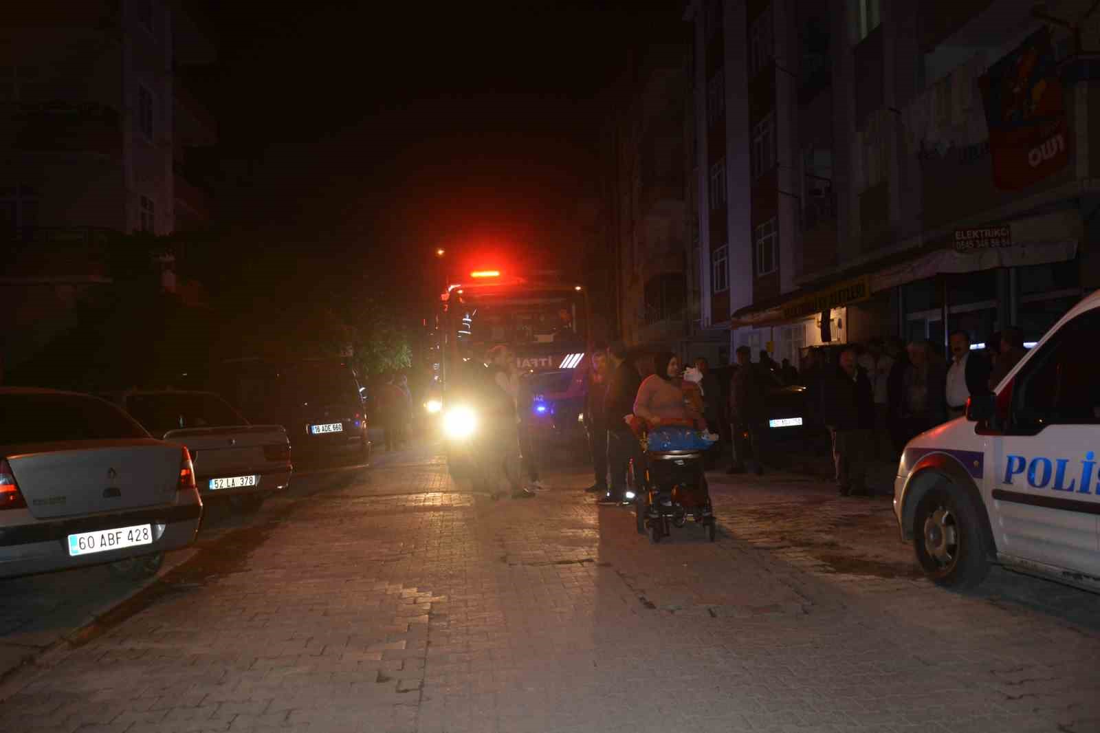 ORDU'NUN ÜNYE İLÇESİNDE BİR ÖĞRENCİ PANSİYONUNUN BANYOSUNDA BULUNAN ELEKTRİKLİ ŞOFBENDEN ÇIKAN YANGIN, İTFAİYE EKİPLERİNİN ZAMANINDA MÜDAHALESİYLE BÜYÜMEDEN SÖNDÜRÜLDÜ