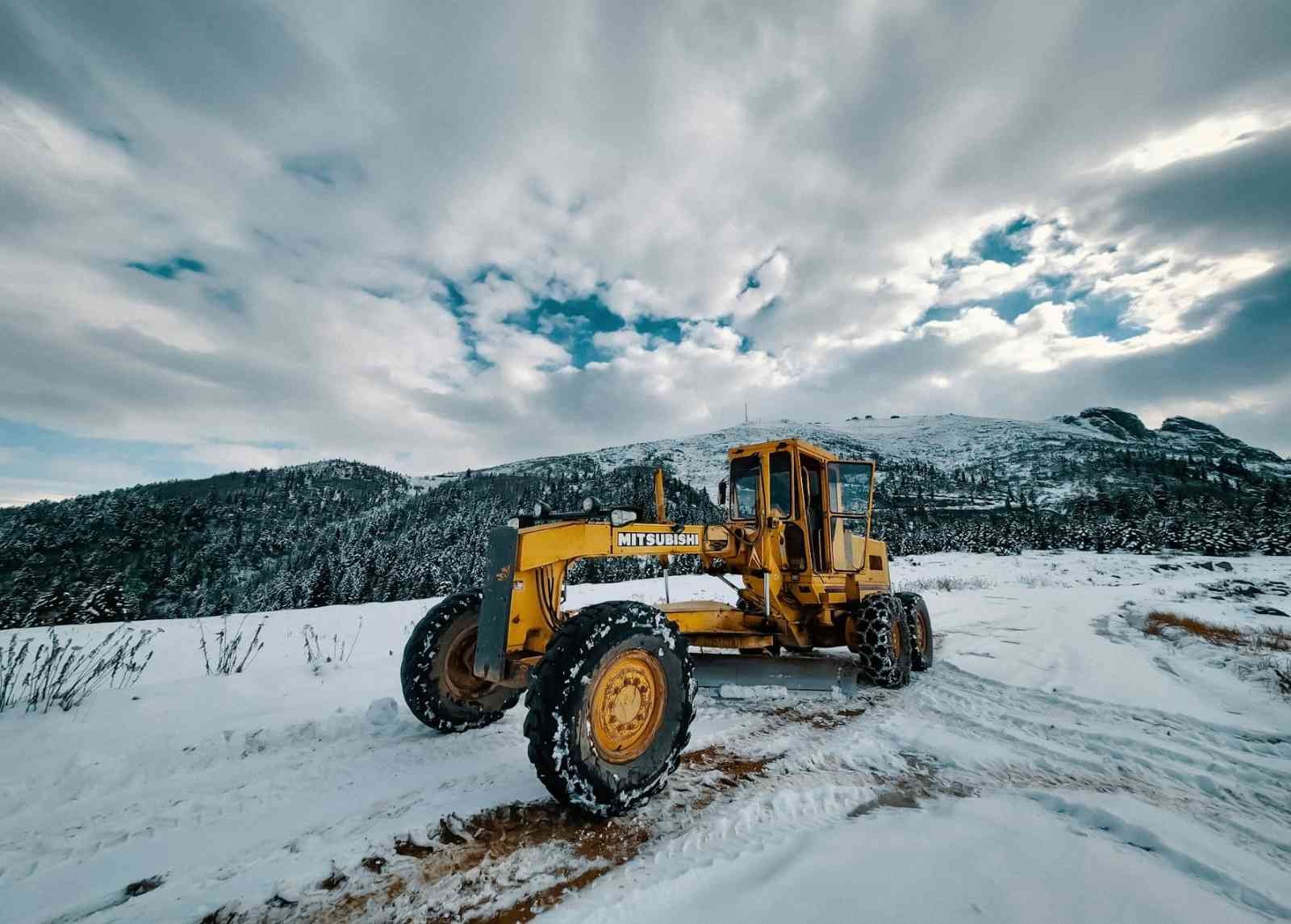 RİZE’NİN YÜKSEK KESİMLERİNDE ETKİLİ OLAN KAR YAĞIŞI SONUCU İKİZDERE’DE 20 , ÇAMLIHEMŞİN’DE 6 KÖY YOLUNA ULAŞIM SAĞLANAMIYOR. EKİPLER YOL AÇMA ÇALIŞMALARINA DEVAM EDİYOR