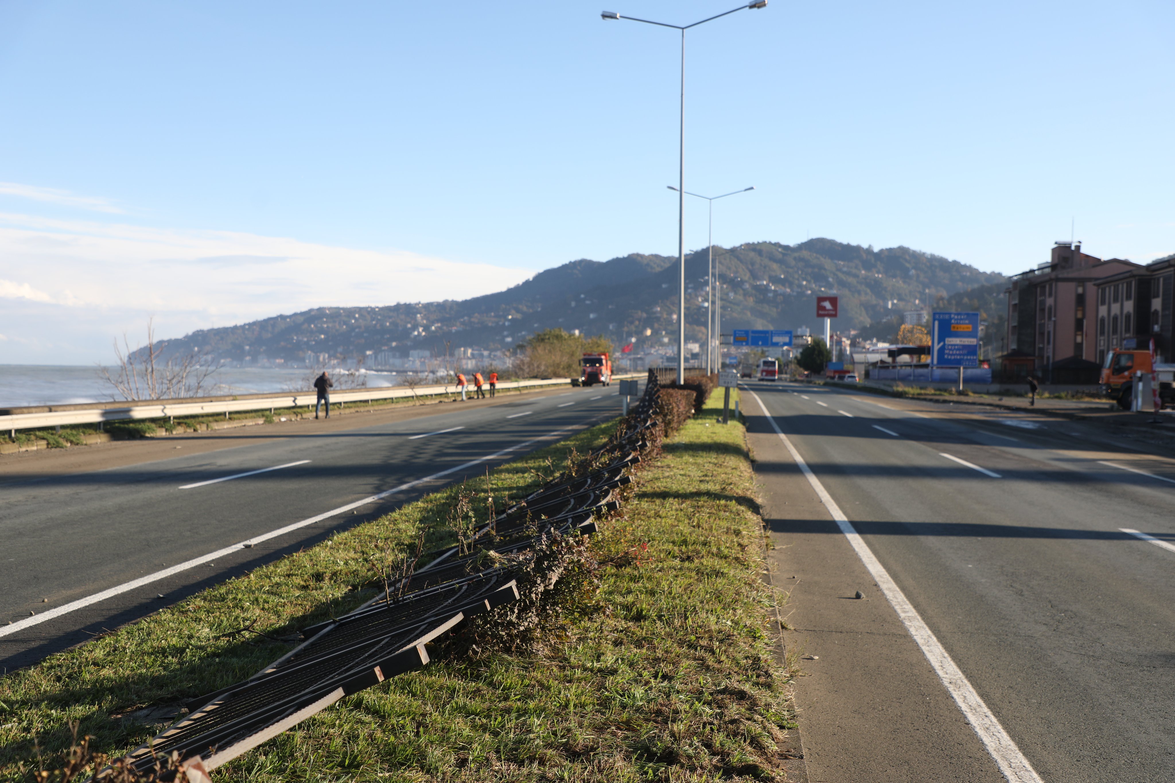 RİZE'DE FIRTINANIN OLUŞTURDUĞU DEV DALGALAR NEDENİYLE KAPATILAN KARADENİZ SAHİL YOLU ÇAYELİ-TRABZON İSTİKAMETİ ULAŞIMA AÇILDI