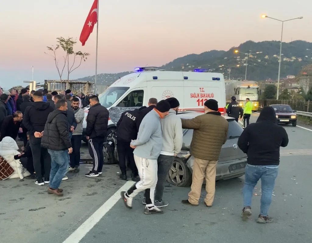 RİZENİN ÇAYELİ İLÇESİ SAHİL YOLU ÜZERİNDE İKİ ARACIN ÇARPIŞMASI SONUCU MEYDANA GELEN KAZADA 2'Sİ AĞIR 4 KİŞİ YARALANDI