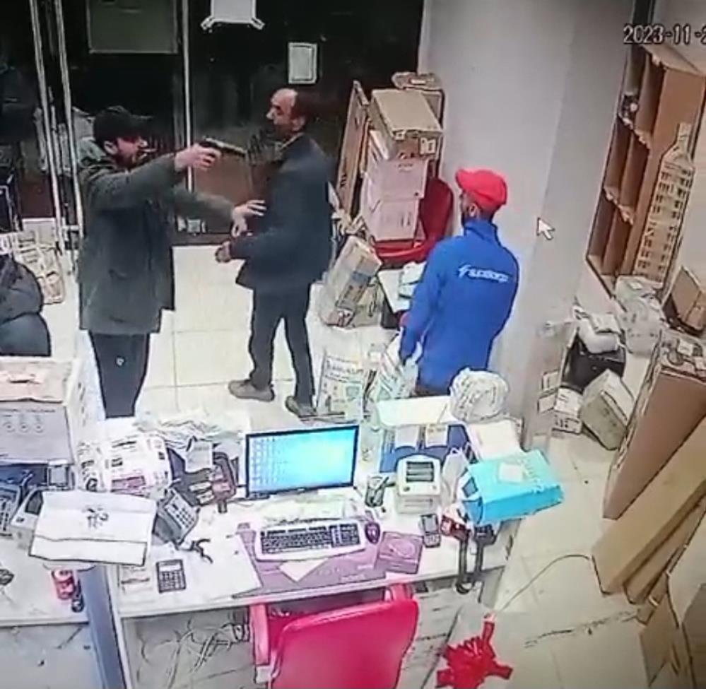 TRABZON’UN ORTAHİSAR İLÇESİ TOKLU MAHALLESİ'NDEKİ KARGO ŞUBESİNDE BİR ŞAHIS, TARTIŞTIĞI KARGO ŞİRKETİ ÇALIŞANINA KURŞUN YAĞDIRDI. ATEŞ EDEN Y.A.GÖZALTINA ALINDI