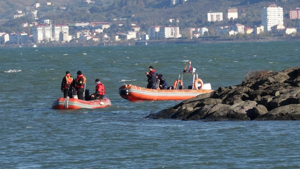 TRABZON'UN BEŞİKDÜZÜ İLÇESİNDE ÖNCEKİ GÜN FIRTINADA SAHİLDE FOTOĞRAF ÇEKİLMEK İSTERKEN DEV DALGALARA KAPILARAK DENİZDE KAYBOLAN 2 LİSE ÖĞRENCİSİNİ ARAMA ÇALIŞMALARI ÜÇÜNCÜ GÜNÜNDE SÜRÜYOR