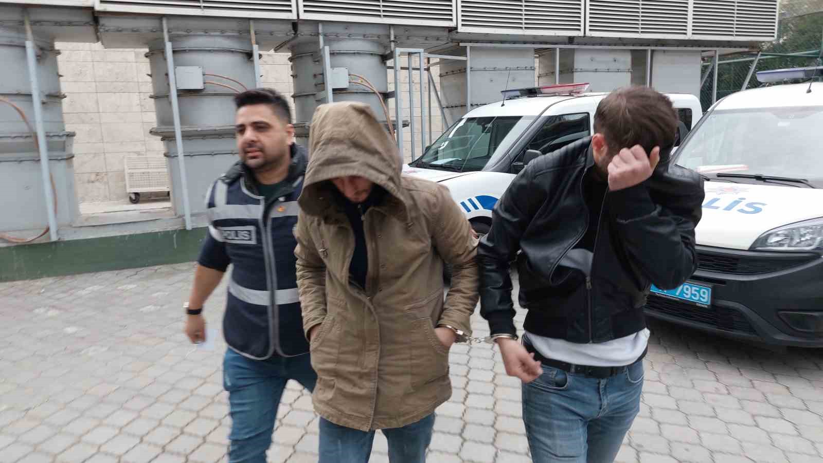 SAMSUN'DA 5 AYRI ADRESTEKİ BİNALARDAN 12 ADET SU SAATİ ÇALAN 2 KİŞİ, POLİSİN TAKİBİ SONUCU YAKALANARAK ADLİYEYE SEVK EDİLDİ