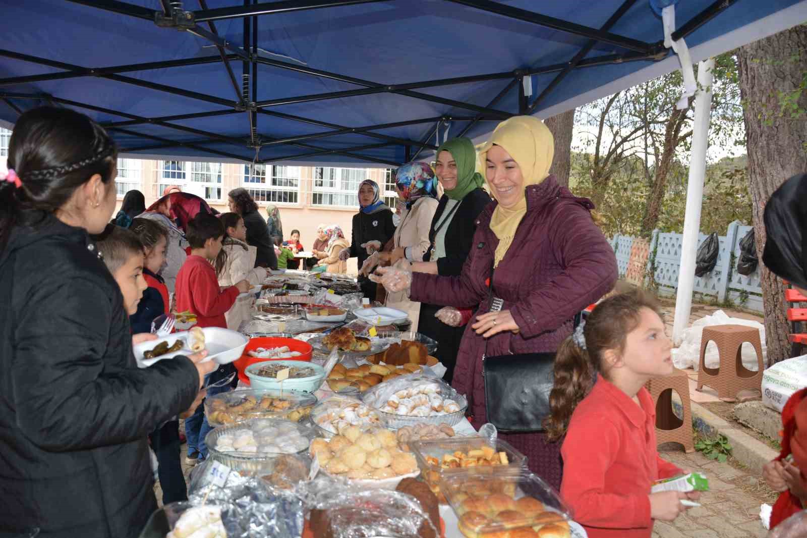 ORDU'NUN ÜNYE İLÇESİNDE BİR İLKOKULDA GAZZE'YE YARDIM İÇİN DÜZENLENEN HAYIR ÇARŞISINDA ÖĞRENCİLER, VELİLER VE ÖĞRETMENLER TARAFINDAN 33 BİN LİRA TOPLANDI