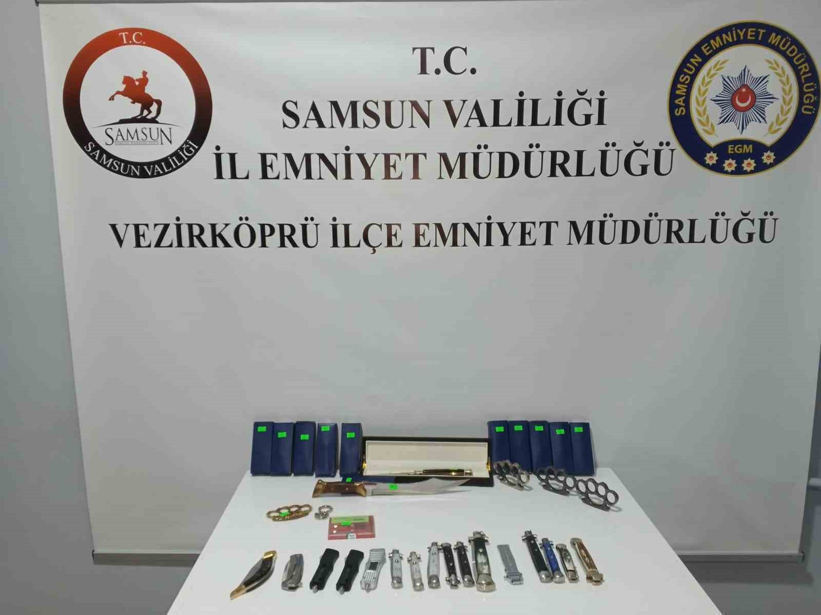 SAMSUN'UN VEZİRKÖPRÜ İLÇESİ ATATÜRK MAHALLESİ'NDE BİR EVE BASKIN DÜZENLEYEN POLİS, 30 SUSTALI BIÇAK VE 5 MUŞTA ELE GEÇİRDİ. R.Ş. YAKALANARAK GÖZALTINA ALINDI