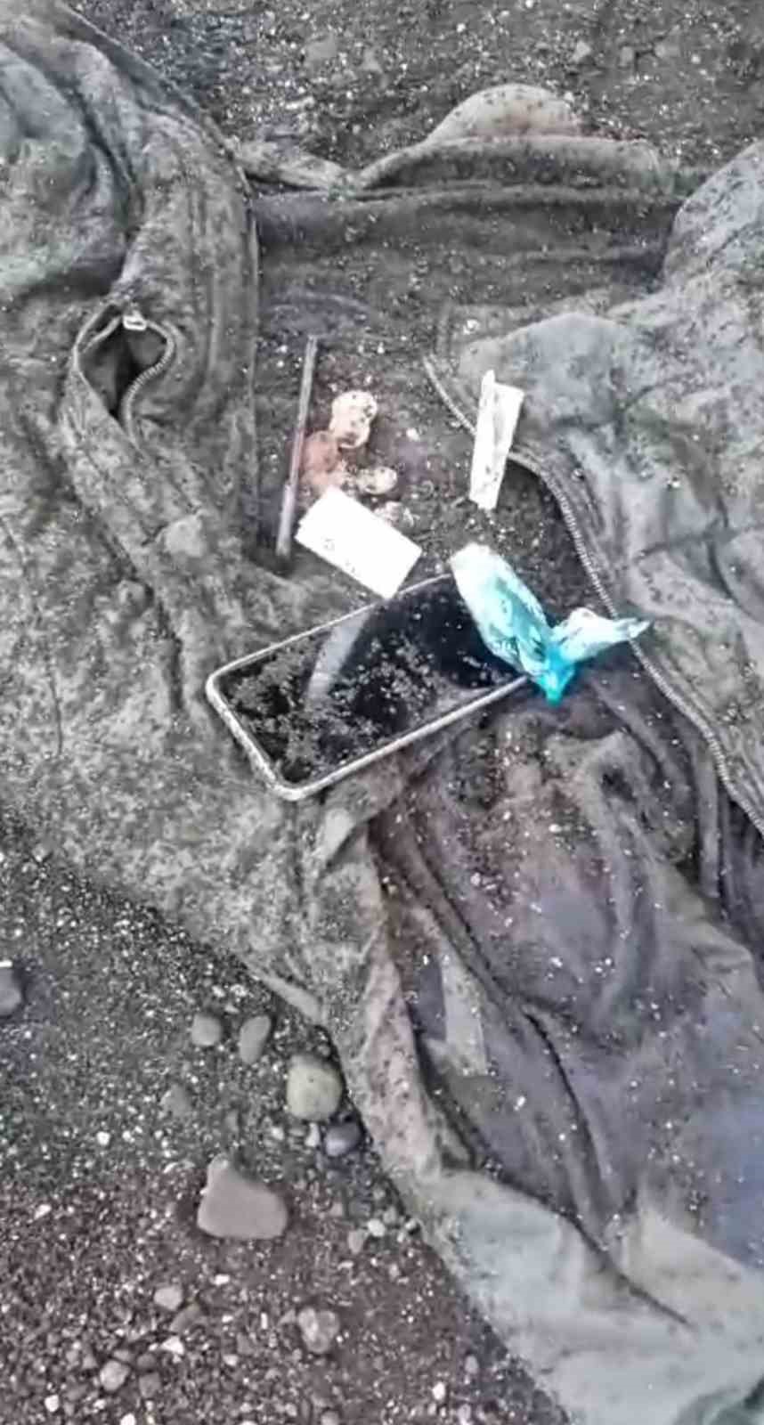 TRABZON’DA DALGALARA KAPILAN LİSE ÖĞRENCİLERİNDEN BİRİNE AİT OLDUĞU İDDİA EDİLEN MONT, CEP TELEFONU VE KALEM BULUNDU
